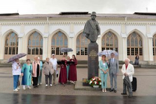 Церемония возложения цветов в День города Петергоф