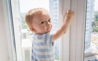 Берегите детей от выпадения из окон!