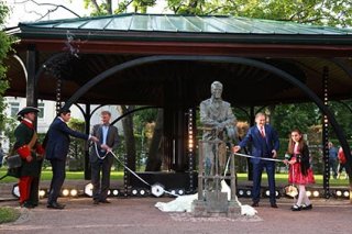 Рядом с умным фонтаном Сбера в Петергофе появилась скульптура фонтанщика