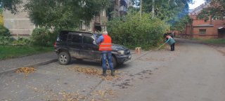 Убирают листву, косят траву