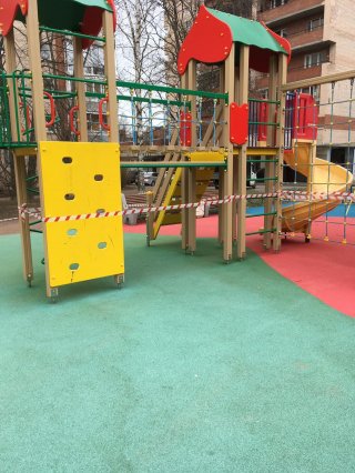 Площадки за оградительной лентой