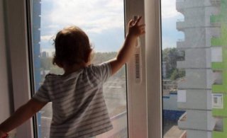 Летом дети чаще выпадают из окон – как предотвратить трагедию  