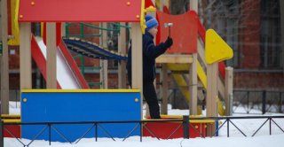 Малолетние вандалы на детской площадке