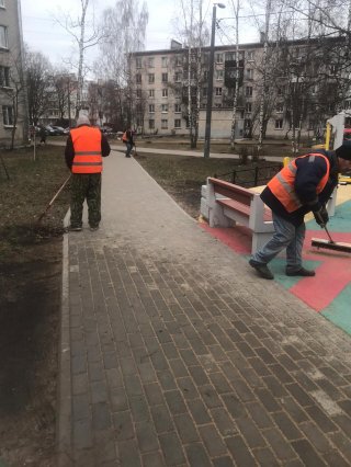 Весенняя уборка города продолжается