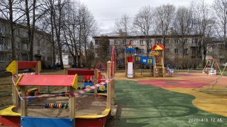 На детских площадках идет дезинфекция