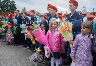 Звенит звонок, открыла школа двери 