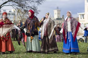 Фольклорный праздник северных хороводов в Колонистском парке