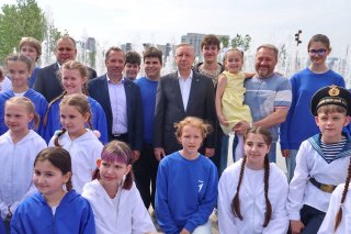 Водные маршруты, брызги фонтанов и экологичный транспорт. Чем Петербург порадует горожан и гостей 