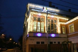 Новый Год к нам мчится