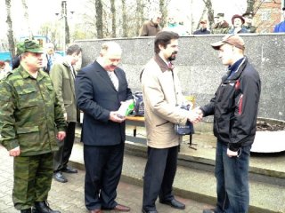 ОДИНОКИЙ ПРИЗЫВНИК С СУМКОЙ ПОДАРКОВ