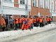 Муниципальные служащие вышли в выходные на уборку снега
